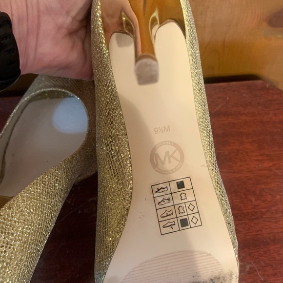 Kept in original box, classy, Michael Kors beautiful high heels. GREAT condition - Picture 8 of 14